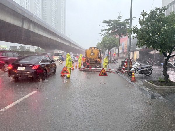 Hà Nội mưa lớn diện rộng, các điểm ngập rút nhanh sau cơn dông