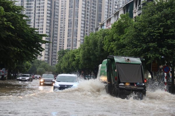 Hà Nội: Mưa lớn dồn dập, nhiều tuyến phố ngập sâu