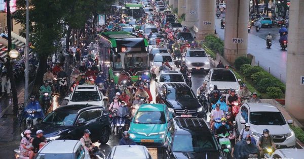 Hà Nội mưa lớn, đường phố tắc cứng