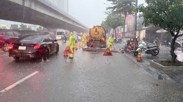 Hà Nội: Mưa lớn gây úng ngập cục bộ, nước rút nhanh