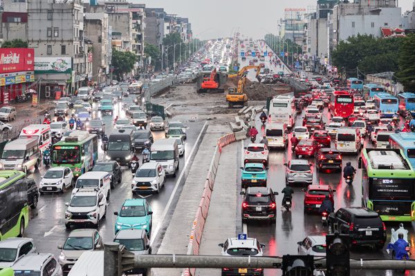 Hà Nội mưa lớn giờ tan tầm, các cầu qua sông Hồng tắc nghẹt