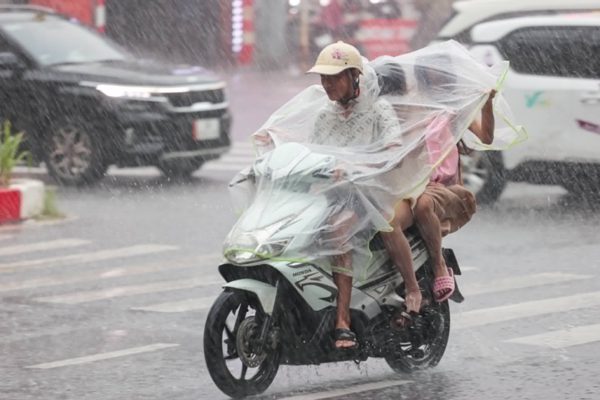 Hà Nội mưa lớn giờ tan tầm, đề phòng dông lốc, gió giật mạnh