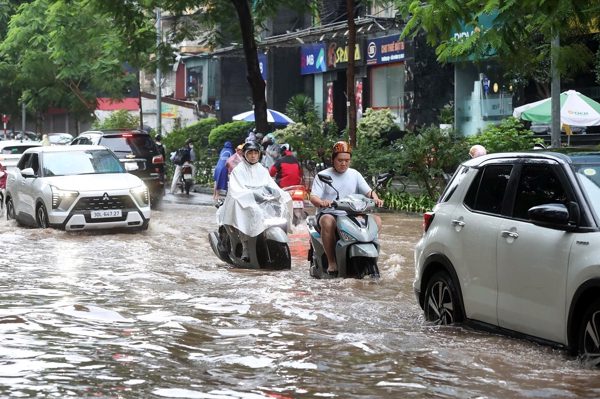 Hà Nội mưa lớn kéo dài, các công trình chống ngập khẩn cấp hoạt động thế nào?