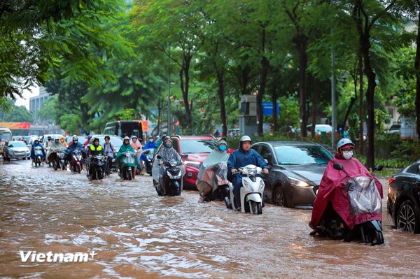 Hà Nội: Mưa lớn khiến nhiều điểm trên các tuyến phố ngập úng, giao thông ùn tắc