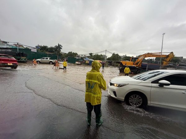Hà Nội mưa lớn, ngập nhiều tuyến phố và hầm chui, giao thông cao điểm khó khăn