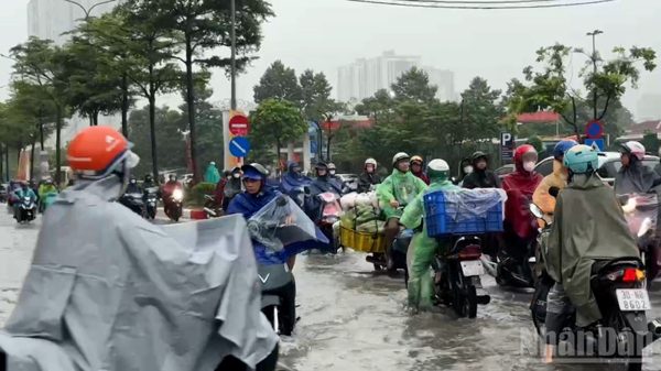 Hà Nội: Mưa lớn nhất trong 3 ngày, hàng chục điểm ngập khắp thành phố