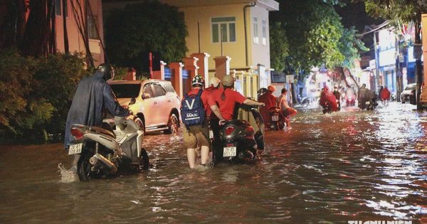 Hà Nội mưa lớn, nhiều tuyến đường ngập nước, xe chết máy hàng loạt