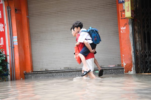 Hà Nội mưa ngập, học sinh trường tư học trực tuyến, trường công chật vật đến trường