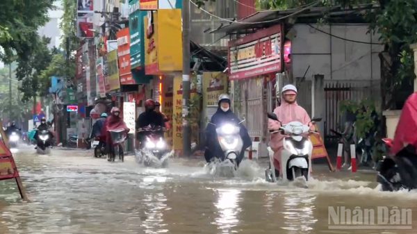 Hà Nội mưa rải rác, tình hình ngập úng tiếp tục cải thiện