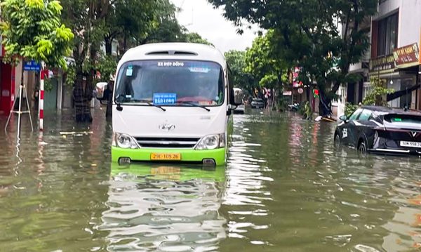 Hà Nội mưa tầm tã suốt đêm, những điểm nào đang ngập?