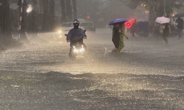 Hà Nội mưa to, nhiều tuyến đường bị ngập