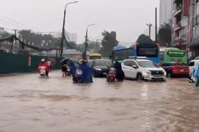 Hà Nội mưa trắng trời, nhiều tuyến phố ngập sâu