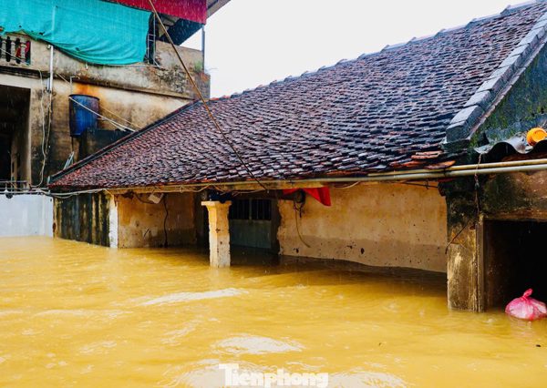 Hà Nội: Ngập gần tới mái nhà, người dân tất tả chạy lũ