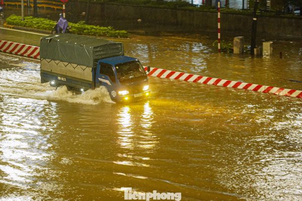 Hà Nội ngập tứ bề, ô tô xe máy chật vật giữa biển nước