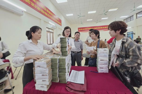 Hà Nội: Người dân mang sổ đỏ đi nhận tiền đền bù, có hộ nhận hơn 21 tỷ đồng