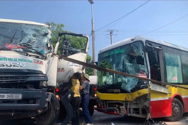 Hà Nội: Nguyên nhân vụ xe buýt đấu đầu xe chở rác khiến tài xế gãy chân