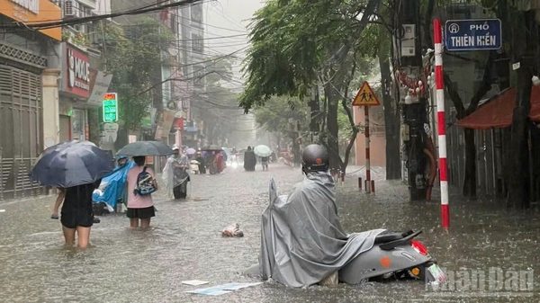 Hà Nội: Nhiều tuyến đường ngập sâu do mưa liên tục, người dân chật vật đến công sở