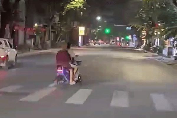 Hà Nội: Nhóm thiếu niên thuê xe đạp điện công cộng, ra đường làm 'tổ lái'