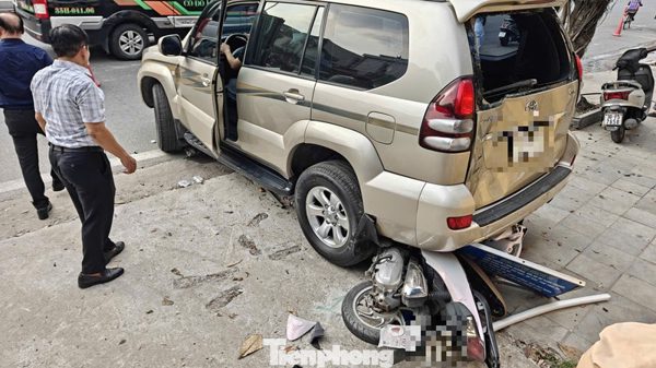 Hà Nội: Ô tô lùi trên đường Lê Duẩn, cuốn xe máy chở hai phụ nữ vào gầm