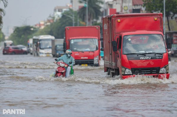 Hà Nội: Ô tô rẽ sóng giữa nước ngập ở quốc lộ 32, xe chết máy la liệt