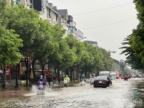 Hà Nội: Phân luồng giao thông tại các tuyến đường ngập úng