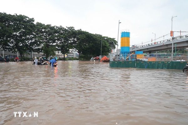 Hà Nội phân luồng giao thông tại các vị trí bị ngập úng trên địa bàn 4 xã