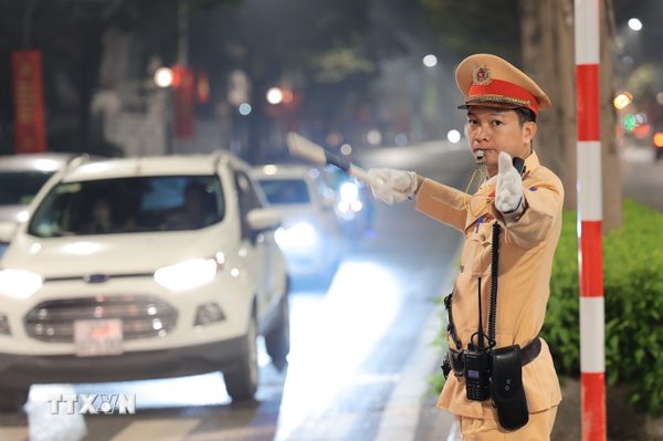 Hà Nội: Phân luồng phục vụ thông xe đoạn từ đê Hữu Hồng đến Đại lộ Thăng Long