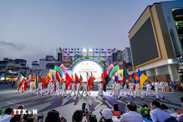 Hà Nội: Sắc màu năm châu hội tụ quanh khu vực hồ Hoàn Kiếm