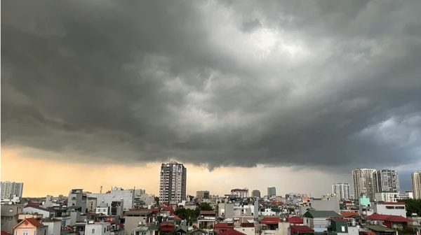 Hà Nội sắp có mưa rào và dông, đề phòng lốc, sét, mưa đá và gió giật mạnh