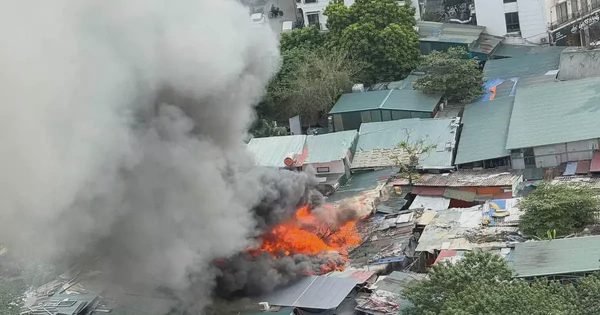 Hà Nội: Sau tiếng nổ, dãy nhà trọ bốc cháy đỏ rực
