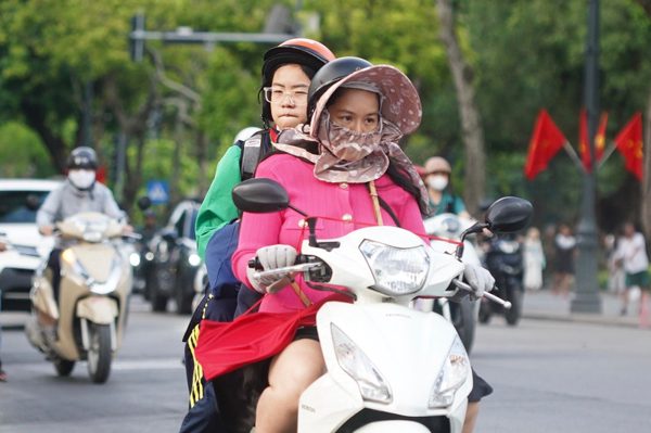 Hà Nội se lạnh trong sáng sớm, người dân khoác áo ấm ra đường