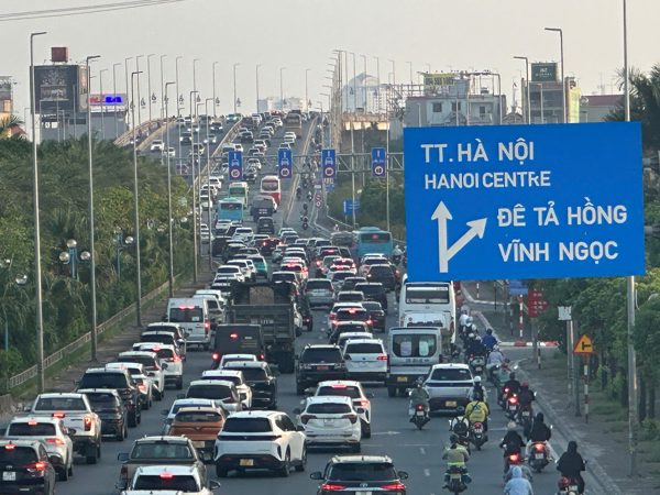 Hà Nội: Tạm tháo biển khoảng cách trên cầu Nhật Tân