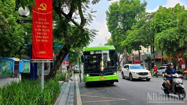 Hà Nội tăng cường bảo đảm an toàn giao thông trên các tuyến xe buýt