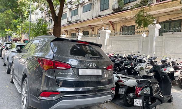 Hà Nội tăng gấp đôi giá trông xe lòng đường vỉa hè: Công bằng với người đi bộ