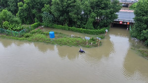 Hà Nội tạnh ráo nhiều ngày, đường gom Đại lộ Thăng Long vẫn ngập gần 1m