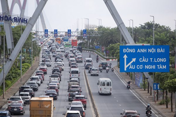 Hà Nội: Tháo biển khoảng cách, cầu Nhật Tân vẫn ùn tắc