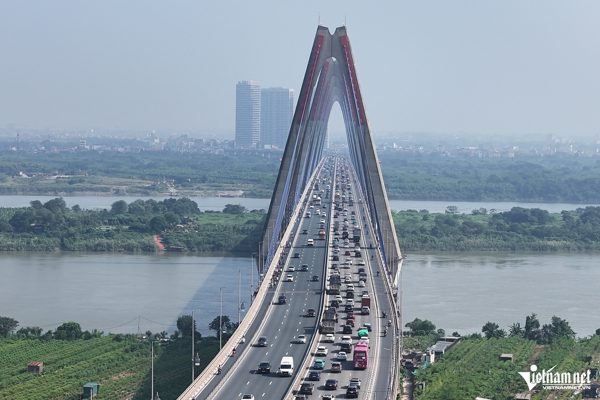 Hà Nội tháo biển khoảng cách trên cầu Nhật Tân: Bài học từ một quyết định vội?
