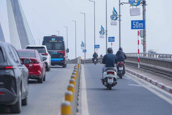 Hà Nội: Tháo dỡ các biển khoảng cách vừa lắp trên cầu Nhật Tân