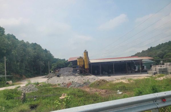 Hà Nội tháo dỡ hàng loạt nhà gỗ, nhà dạng container trên đất rừng