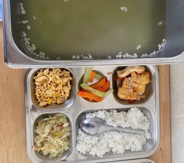 Hà Nội: Thêm một trường học tạm dừng bữa ăn bán trú để đổi đơn vị cung cấp