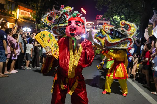 Hà Nội, TP.HCM rộn ràng đêm Trung thu, người dân nô nức xuống phố