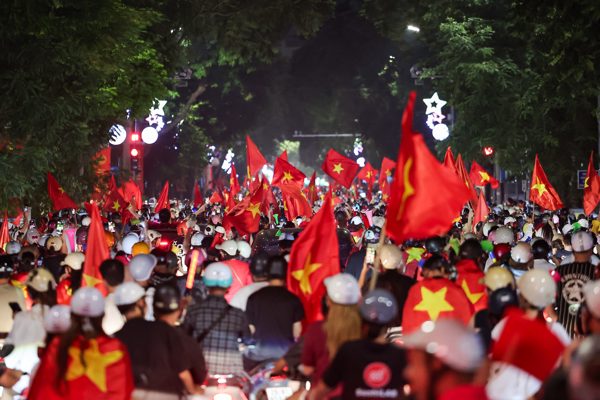 Hà Nội, TP.HCM rực đỏ trong đêm, vạn người 'đi bão' mừng Việt Nam vô địch