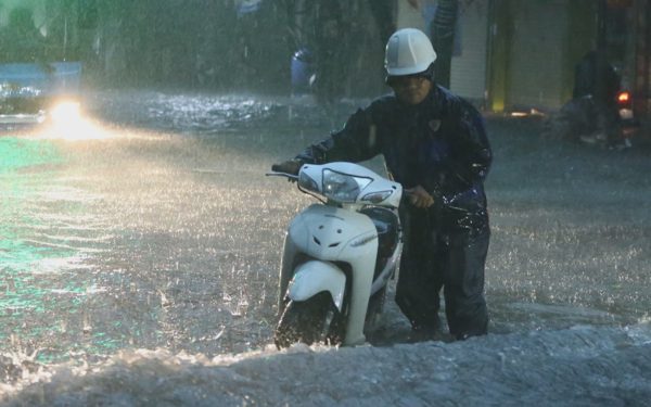 Hà Nội trời tối sầm, mưa lớn giờ tan tầm