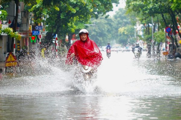 Hà Nội trưa 16/9: Mưa ngớt, phố vẫn mênh mông nước