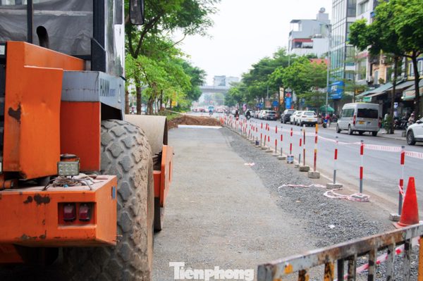 Hà Nội: Xén dải phân cách, mở rộng tuyến đường 'đắt nhất hành tinh'