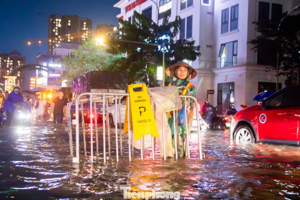 Hà Nội xuất hiện 8 điểm úng ngập sau trận mưa diện rộng tối 27/8
