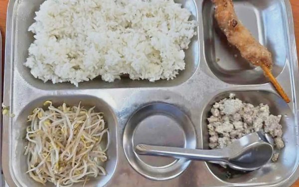 Hà Nội yêu cầu rà soát toàn bộ bữa ăn bán trú sau phản ánh học sinh gần 13h mới có cơm