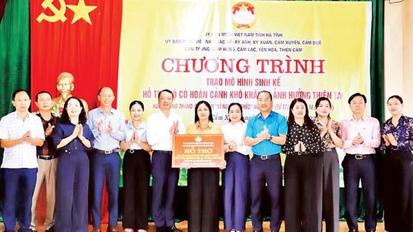 Hà Tĩnh trao 817 mô hình sinh kế cho người nghèo