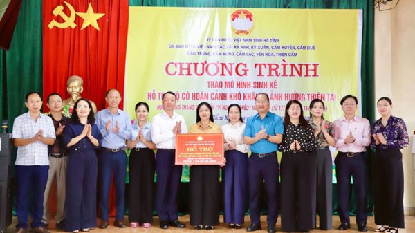 Hà Tĩnh trao 817 mô hình sinh kế cho người nghèo