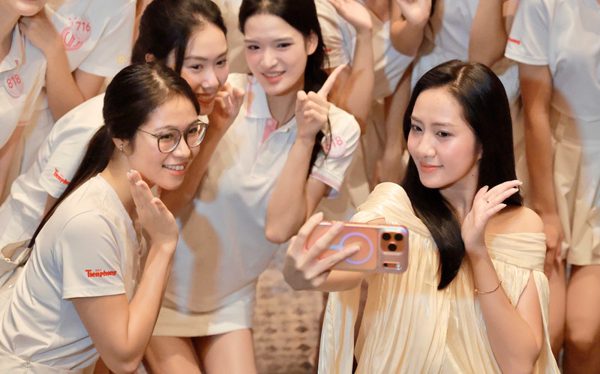 Hà Trúc Linh 'mách nước' thí sinh Hoa hậu Việt Nam